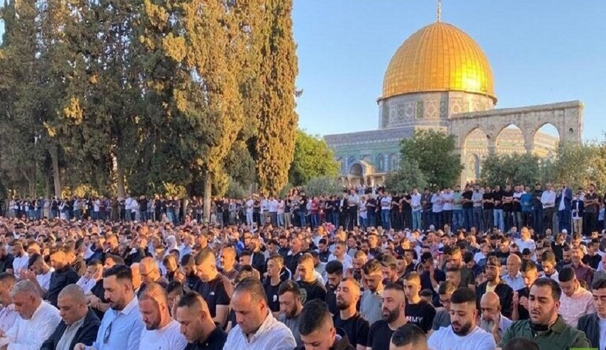 بالصور... 100 ألف فلسطيني يؤدون صلاة عيد الفطر في الأقصى