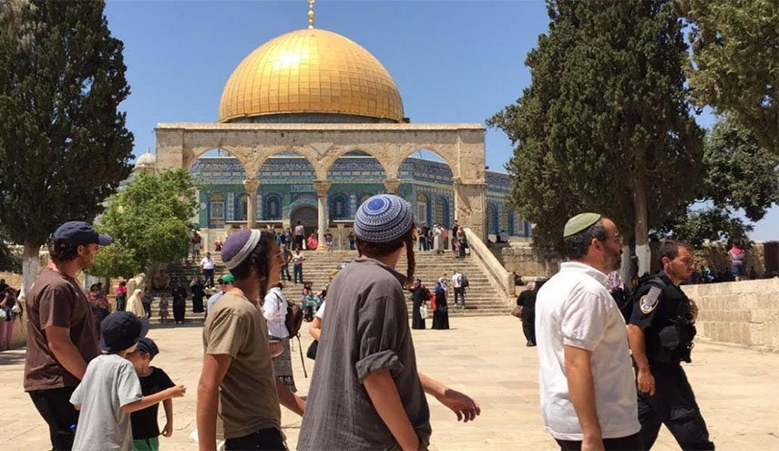 120 مستوطنا يقتحمون المسجد الاقصى