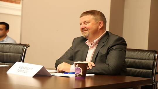 عالم فيروسات يشرح لماذا يجب أن يرتدي شخص مُطعم ضد فيروس كورونا كمامة واقية