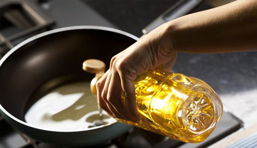 خطأ فادح ترتكبه بعض السيدات حول زيت القلي يجب تجنبه فورا!