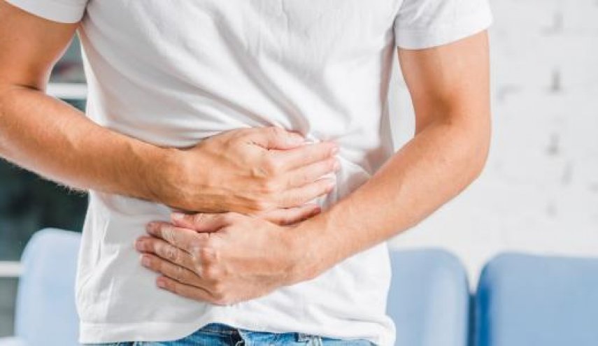 خبراء يوصون بهذا المشروب للمساعدة في تقليل الأعراض المؤلمة لانتفاخ المعدة