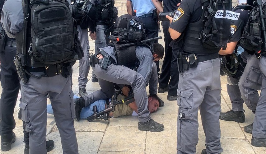 قوات الإحتلال تنكل بفتاتين وتعتقل عددا من اهالي الشيخ جراح