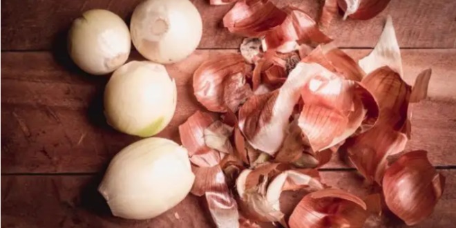 لا ترميها بعد الآن تصنع لك العجائب.. طرق لاستخدام قشور البصل بفعالية