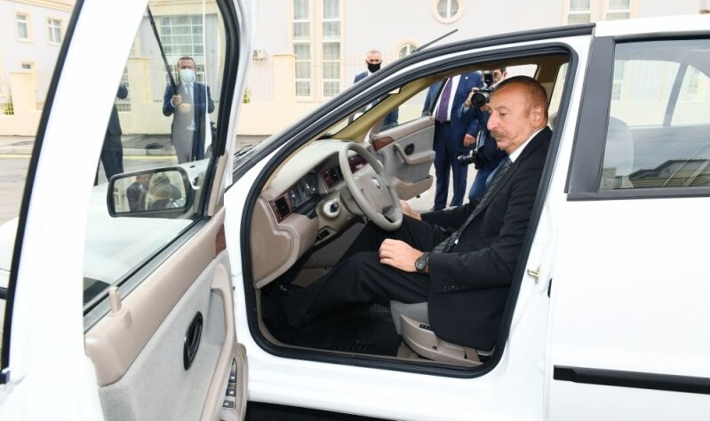 علی اف پشت فرمان خودروی تولید مشترک ایران و جمهوری آذربایجان