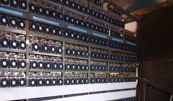 الحرس الثوري يضبط 2500 جهاز تعدين لاستخراج العملات المشفرة