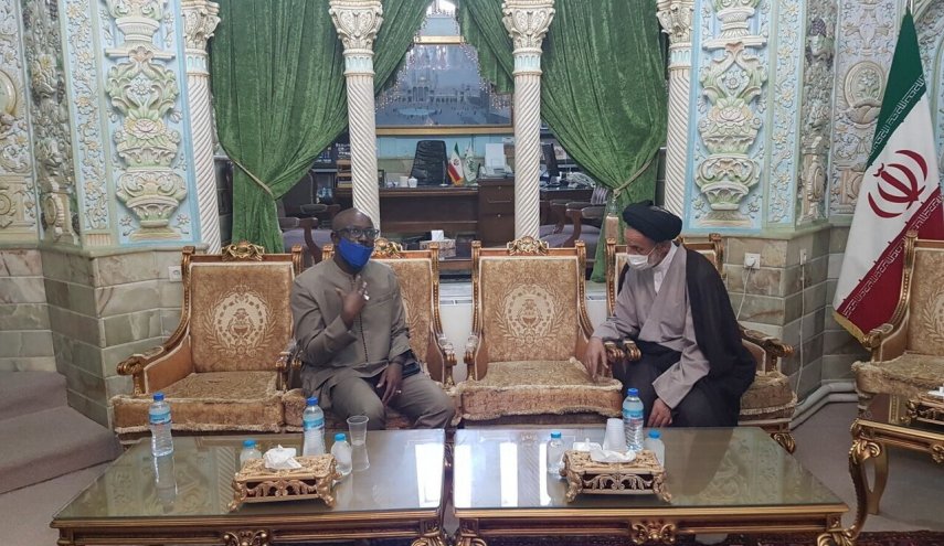 سفيرا السنغال والتشيك يتفقدان مرقد "السيد المعصومة (س)" في قم المقدسة