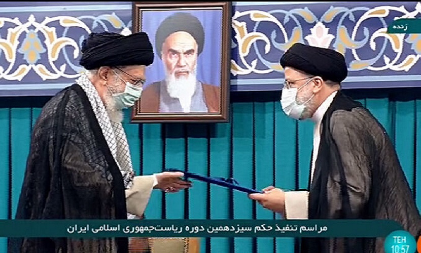 قائد الثورة الاسلامية يسلم حكم التنصيب للسيد رئيسي