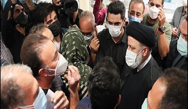 رئيسي يتفقد احدى صيدليات طهران ويؤكد ان حياة الناس أهم لنا من أي شيء