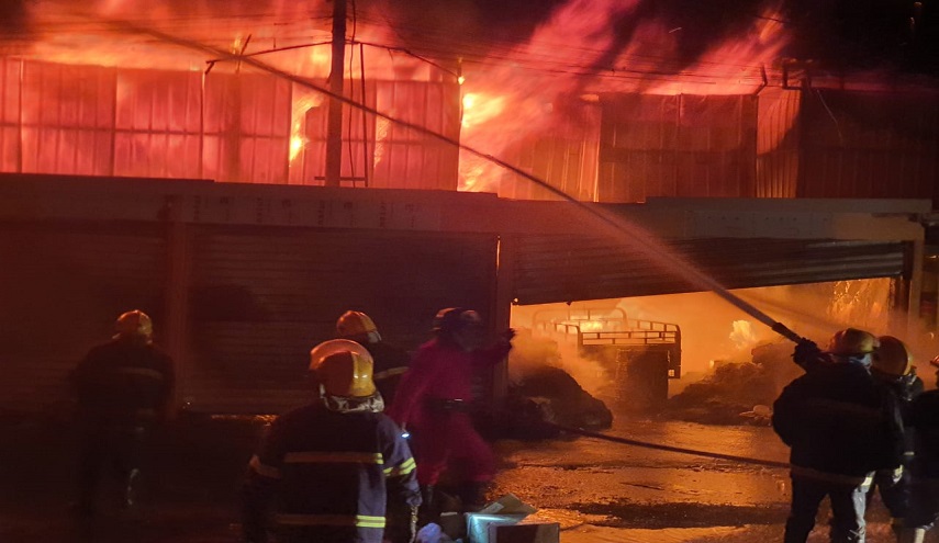 اخماد حريق بمخازن الوزيرية وسط بغداد