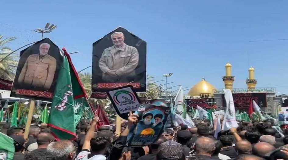 بالصور...  المعزين في كربلاء المقدسة يرفعون صور الشهيد سليماني