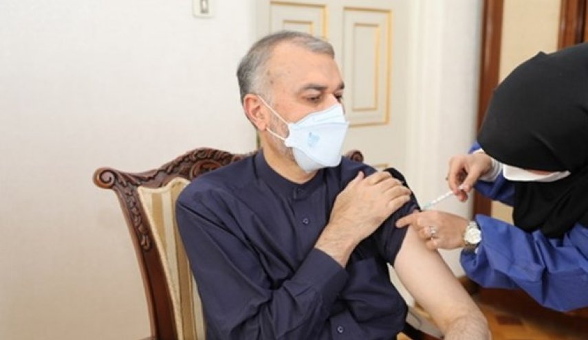 وزير خارجية ايران يتلقى الجرعة الثانية من لقاح كوفو بركت