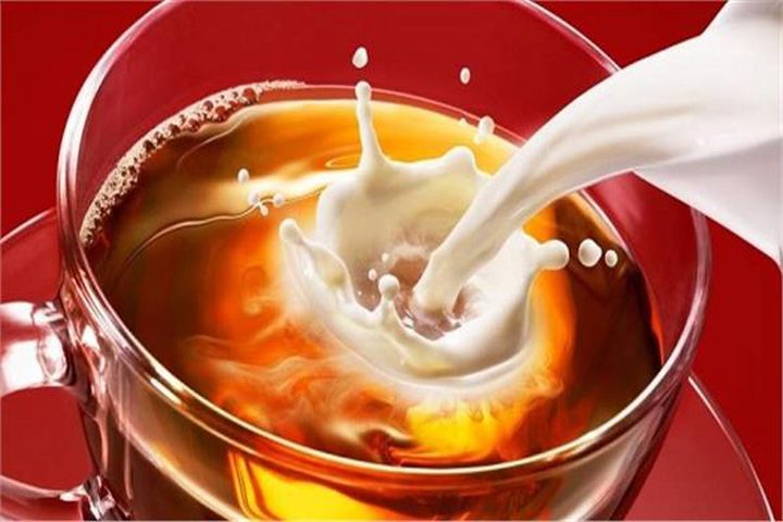 خطأ كارثي بتناول الشاي بالحليب