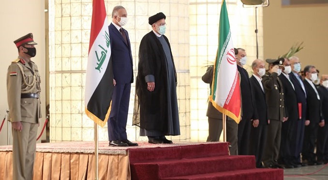 استقبال رسمي رئيسي از الكاظمي در تهران
