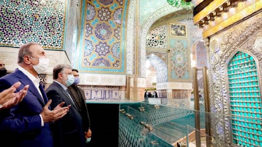 نخست وزير عراق در حرم امام رضا (ع) +عكس