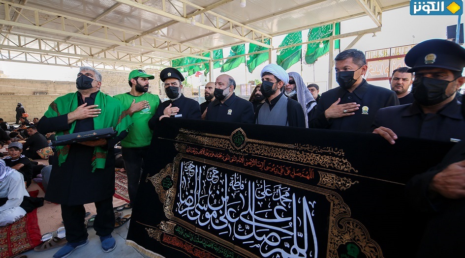 بالصور...العتبة الرضوية المقدسة توزع الهدايا والنذورات على المواكب الحسينية في طريق كربلاء