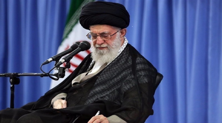 الامام الخامنئي يهدي مصحفاً نفيساً لعائلة الشهيد لندي