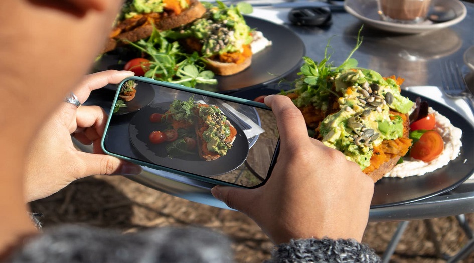 تحذير صادم... لا تصور طعامك وتنشره بمواقع التواصل أبداً والسبب...