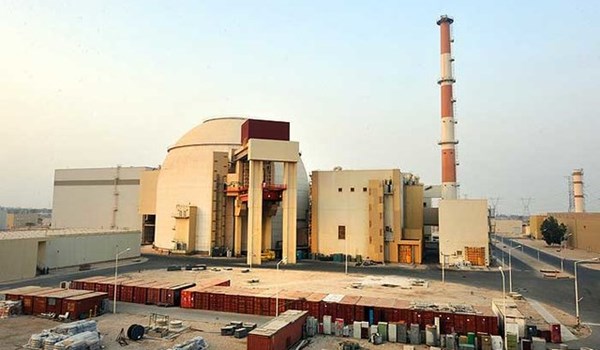 الرئيس الايراني يتفقد محطة بوشهر الذرية