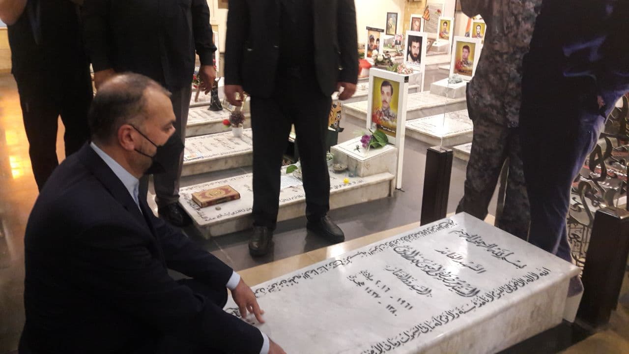 اداي احترام اميرعبداللهيان به شهداي مقاومت لبنان
