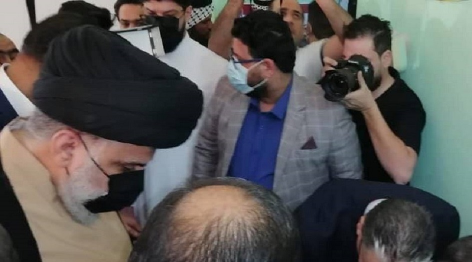 شاهد:  السيد مقتدى الصدر يدلي بصوته في الانتخابات البرلمانية