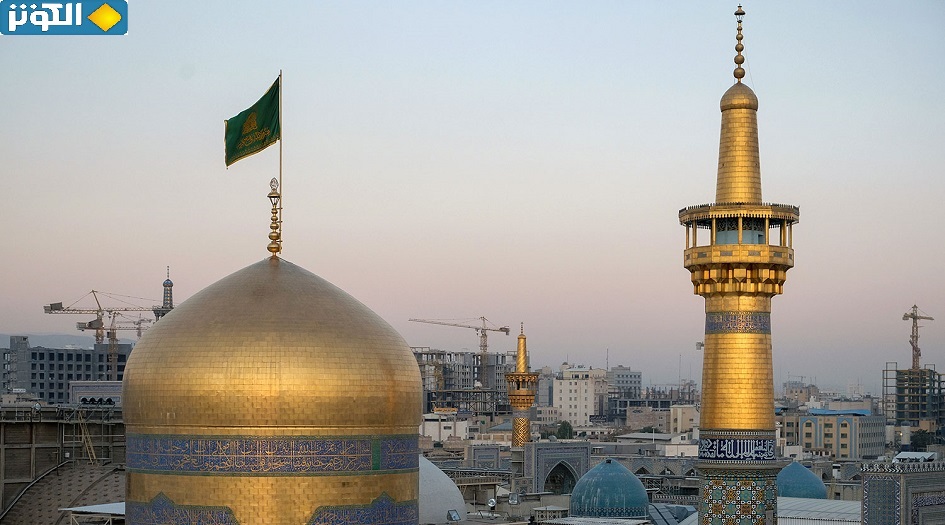 بالصور.. استبدال الراية السوداء للعتبة الرضوية المقدسة بالراية الخضراء 