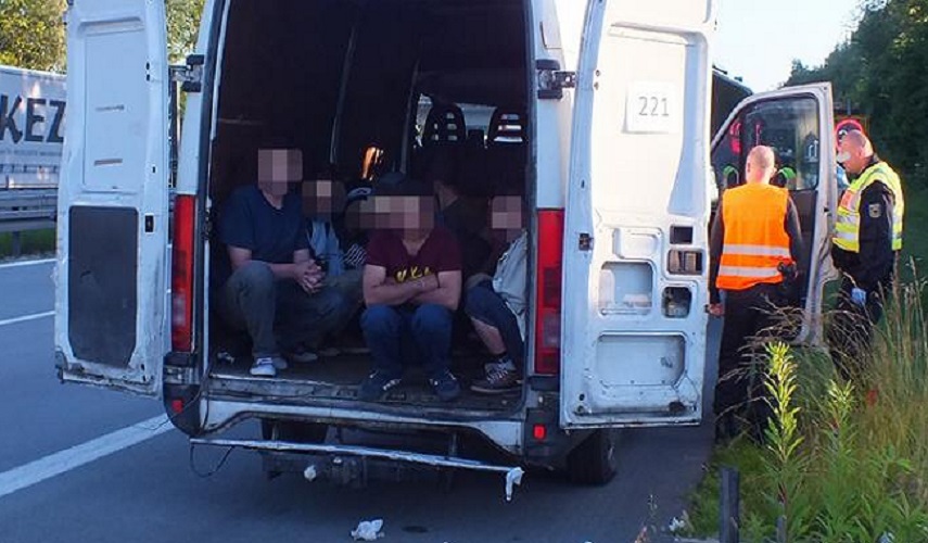 الشرطة الألمانية تقبض على 31 لاجئا عراقيا بينهم أطفال عبروا حدودها من بولندا