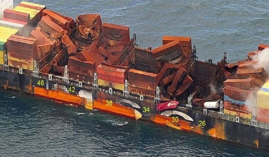 انبعاث غاز سام من ناقلة حاويات مشتعلة قبالة سواحل كندا