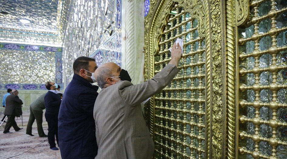 شاهد:  ازالة الغبار عن مرقد السيدة فاطمة المعصومة (ع) 