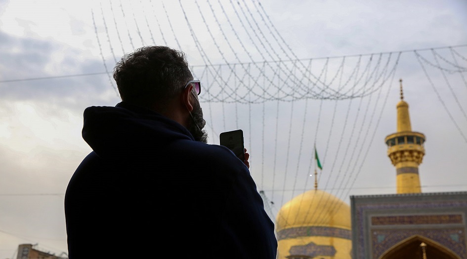 بالصور... أجواء العتبة الرضوية وزوار مرقد الإمام الرضا في طقس خريفي جميل