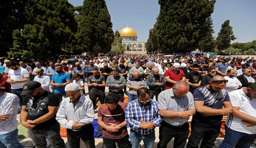 60 ألفا يؤدون صلاة الجمعة في رحاب الأقصى