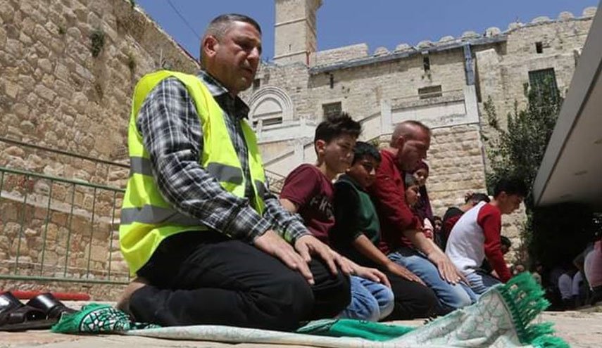 الآلاف يؤدون صلاة الفجر في المسجد الإبراهيمي بالخليل