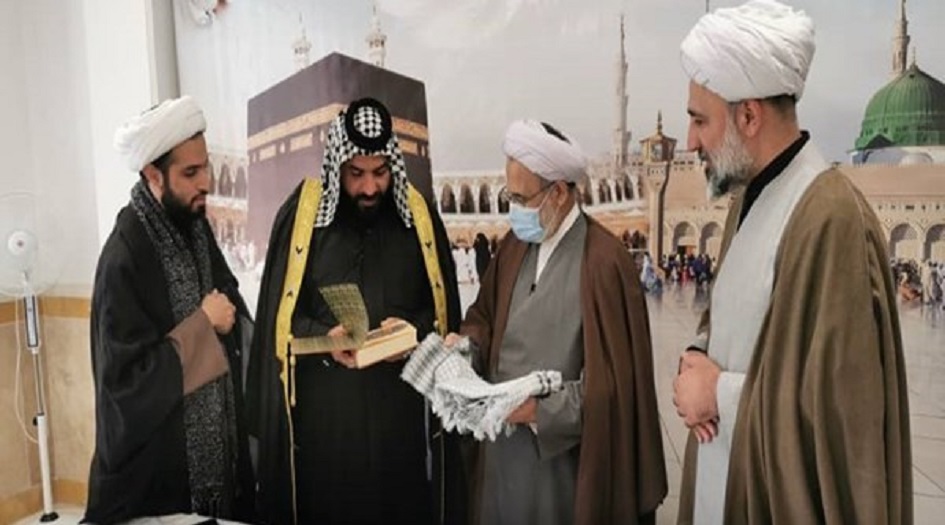 الامام الخامنئي  يهدي مصحفا الى عائلة عراقية قدمت 4 من ابنائها لخدمة الزوار  