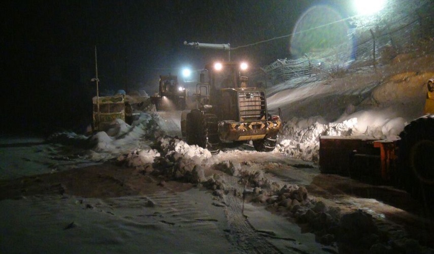 ازالة الثلوج في طرق سروآباد غرب ايران