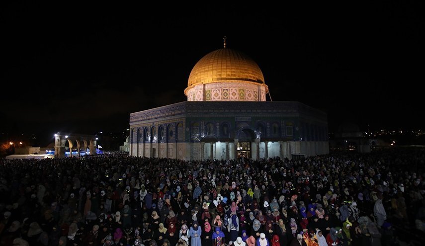 المصلون يحيون الفجر العظيم في المسجد الاقصى