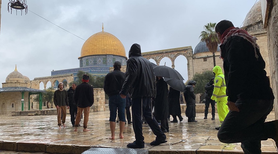 عشرات المستوطنين يقتحمون باحات الاقصى