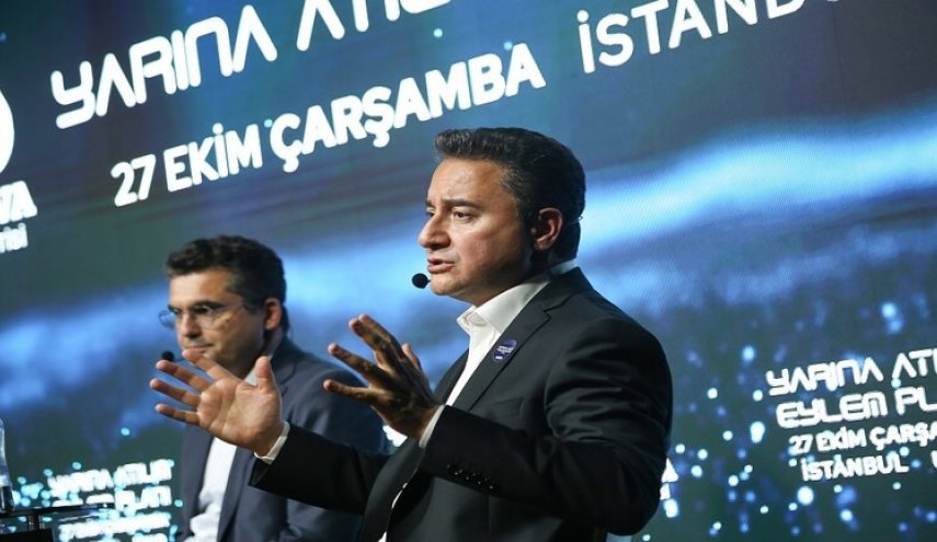 علي باباجان: حكومة أردوغان فقدت السيطرة على الاقتصاد