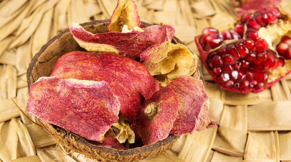 قشور الرمان كنز من الفوائد.. تحارب الشيخوخة وتمنع الحبوب