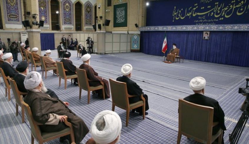 قائد الثورة : مقترح تخفيض القدرات الدفاعية لتفادي تحسس العدو لايوجد بسذاجته