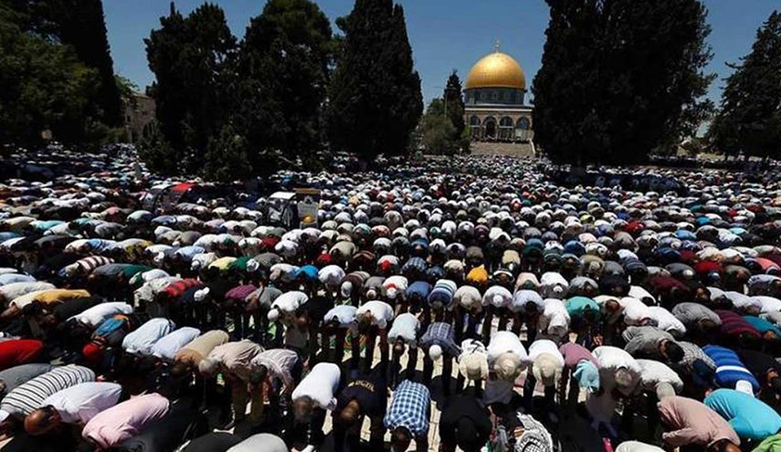 آلاف المصلين يشهدون "فجر يوم الأرض" في الأقصى