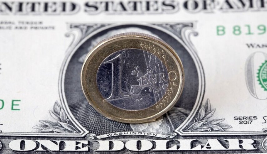  موسكو: اهتزت هيبة الدولار واليورو 