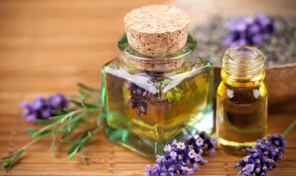 حكم استفاده از عطر و بوئيدن گياهان معطّر براي روزه دار