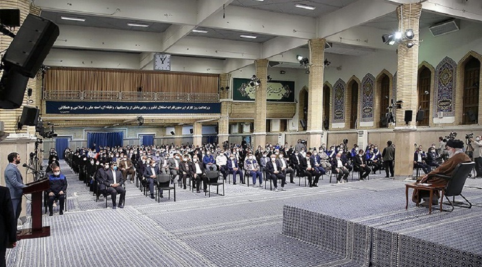 الامام الخامنئي يستقبل حشداً من العمال 