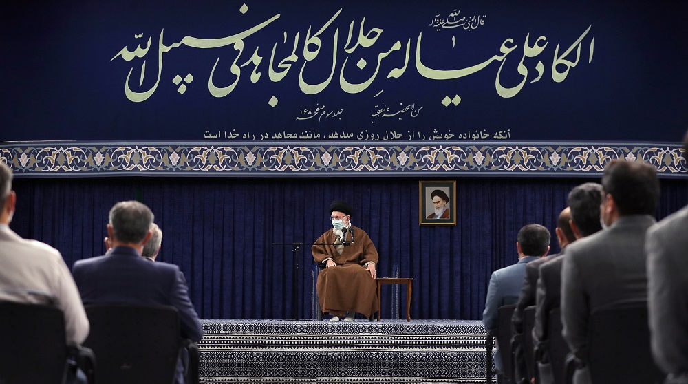 رهبر انقلاب: كارگران در كنار انقلاب و نظام هستند
