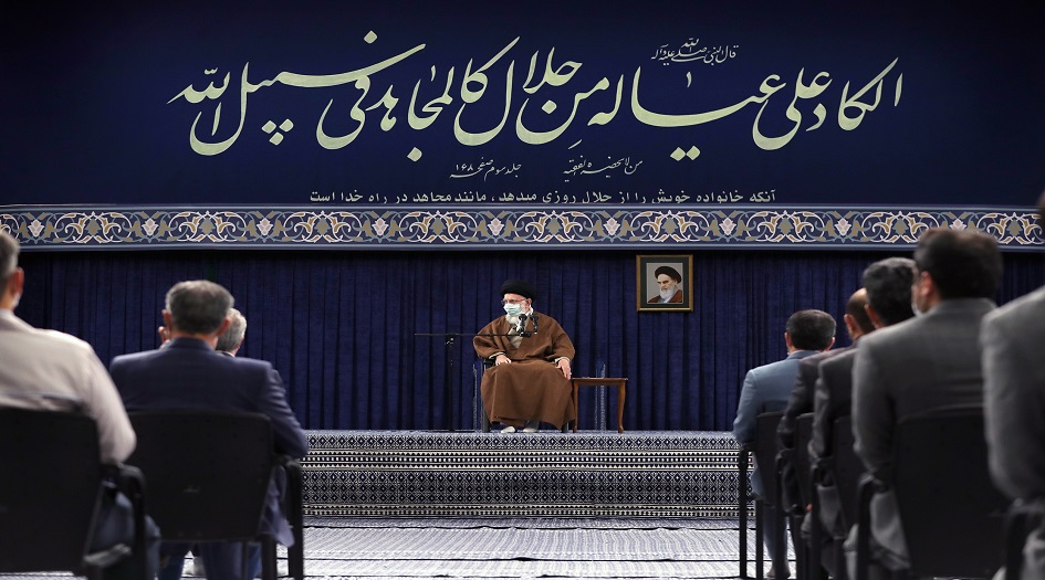 قائد الثورة الاسلامية :نشكر العمال ونقبل أيديهم اتباعا لسنة النبي الاكرم(ص)