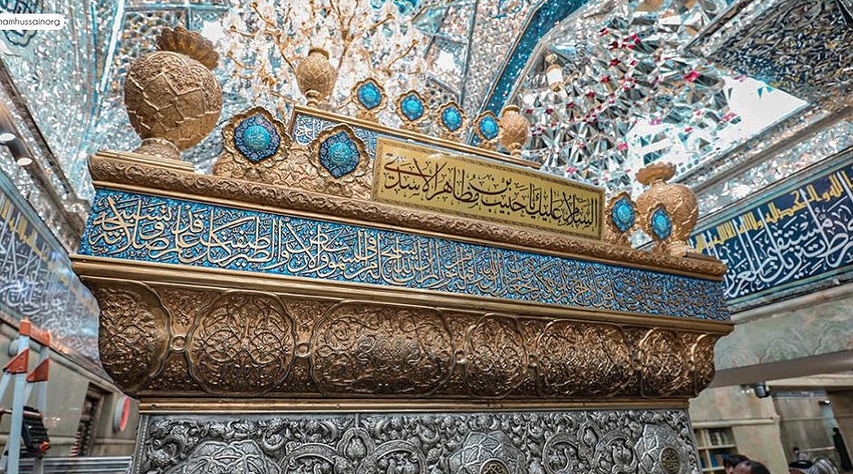 بالصور... نصب لوحات تعريفية مطلية بالذهب على شباكي الصحابي حبيب بن مظاهر وشهداء الطف 