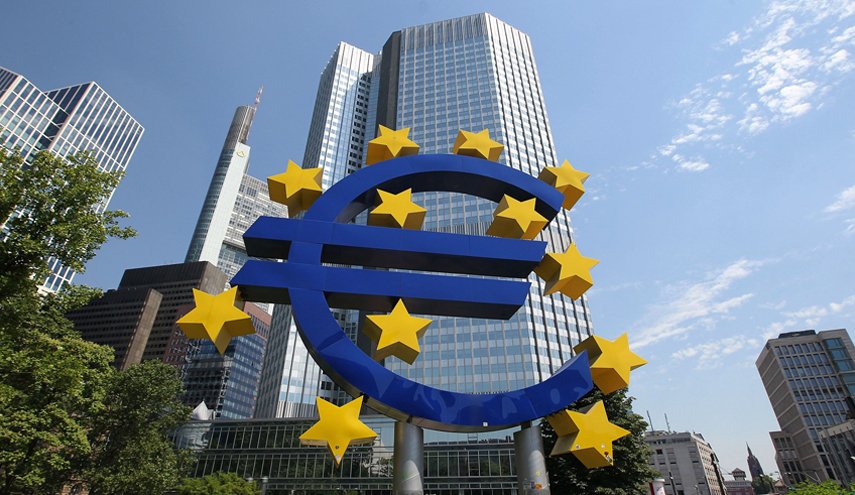 خفض توقعات النمو في منطقة اليورو ورفع توقعات التضخم