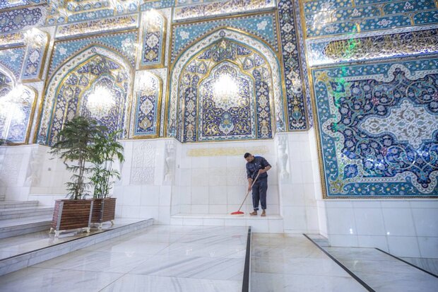 تصاویری از غبارروبی حرم مطهر امام حسین (ع)