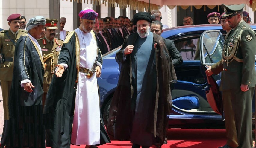 ايران وسلطنة عمان توقعان 8 مذكرات تفاهم في عدة مجالات