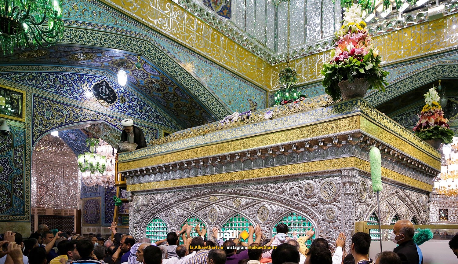 گل‌آرايي حرم مطهر رضوي در آستانه ولادت امام رئوف عليه السلام + عكس
