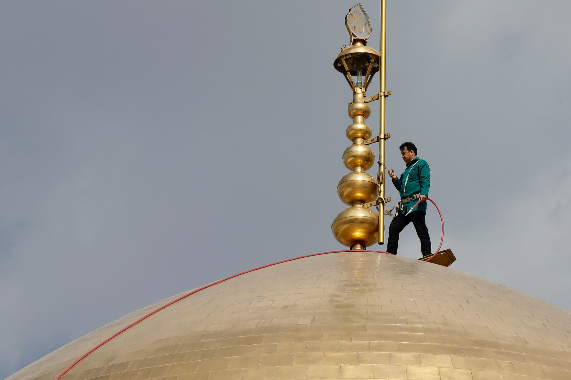 شستشوي گنبد مطهر رضوي در آستانه ولادت امام رضا عليه السلام